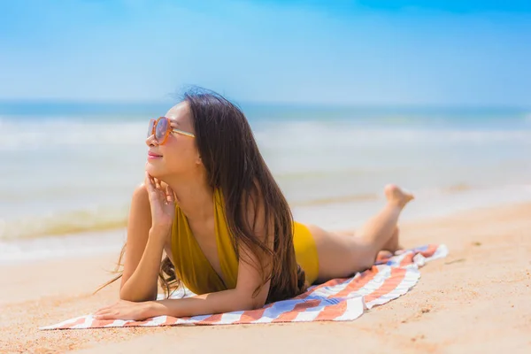 Портрет красивая молодая азиатская женщина улыбается счастливо на пляже — стоковое фото