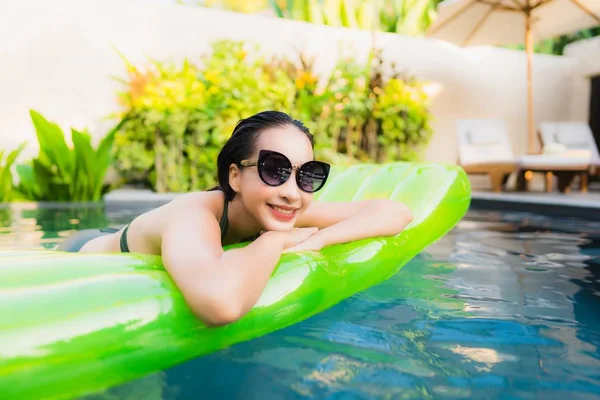 Ritratto bella giovane donna asiatica sorriso felice relax e leisu — Foto Stock