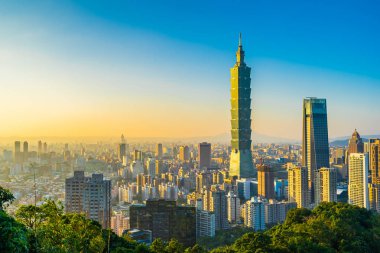 Taipei 101 binasının ve mimarisinin güzel manzarası ve manzarası Tayvan 'da mavimsi ve beyaz bulutlarla gökyüzüne yükseliyor.