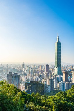 Taipei 101 binasının ve mimarisinin güzel manzarası ve manzarası Tayvan 'da mavimsi ve beyaz bulutlarla gökyüzüne yükseliyor.