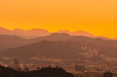 Taipei şehrinin güzel mimarisi Tayvan 'da gün batımında gökyüzüne yükseliyor.