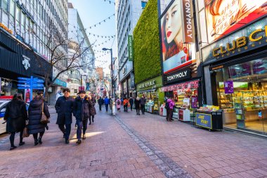 Seoul, Güney Kore 10 Aralık 2018: Myeong dong piyasasıdır popüler bir yer ve yiyecek bir şeyler bulmak alışveriş ve turistik bölgesi