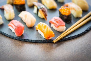 Nigiri suşi somon balıklı karides karides yılan balığı deniz hayvanı kabuğu ve diğer sashimi ile siyah kayrak - Japansese gıda stilini ayarla