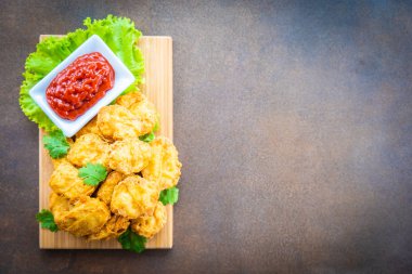 Derin kızarmış tavuk eti çağrı nugget ahşap plaka - fast food ve önemsiz üzerinde domates veya ketçap sos ile