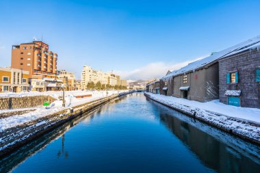 Güzel manzara ve Otaru Hokkaido Japonya kar ve kış sezonunda kanal nehirde cityscape