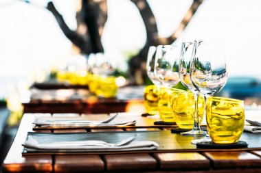 Yemek set ile Şarap kadehi hazırlamak için kahvaltı öğle veya akşam yemeği masada restoran ve kafe