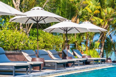 Şemsiye ve sandalye otel resort neary deniz okyanus plaj tatil tatil için yüzme havuzunda çevresinde kavramı seyahat