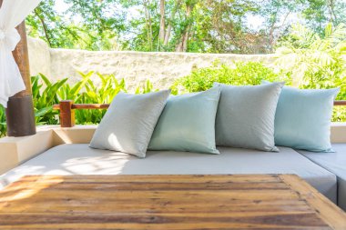 Relax ve eğlence için bahçe manzaralı Sofa sandalye dekorasyon açık veranda üzerinde yastık