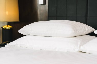 Otel yatak odası iç ışık lambası mobilya dekorasyon ile yatakta Güzel lüks rahat beyaz yastık ve battaniye