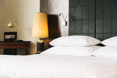 Otel yatak odası iç ışık lambası mobilya dekorasyon ile yatakta Güzel lüks rahat beyaz yastık ve battaniye
