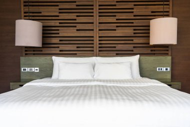 Yatak odası iç ışık lamba dekorasyon uğrama ile yatakta Güzel lüks rahat yastık