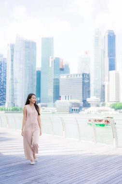 Güzel Asyalı kadın gülümseme ve mutlu Singapur şehirde seyahat etmek