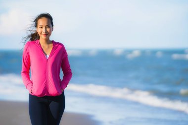 Portre güzel genç Asyalı kadın çalışan ve sağlıklı için tropikal açık doğa plaj deniz Okyanusu üzerinde egzersiz