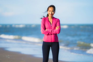 Portre güzel genç Asyalı kadın çalışan ve sağlıklı için tropikal açık doğa plaj deniz Okyanusu üzerinde egzersiz