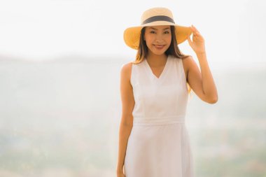 Portre güzel genç Asyalı kadın mutlu gülümseme tatil tatili için çatı üst bar dinlenmek