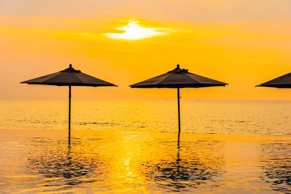 Sonnenschirm Und Liegestuhl Rund Das Schwimmbad Neary Meer Ozean Strand — Stockfoto
