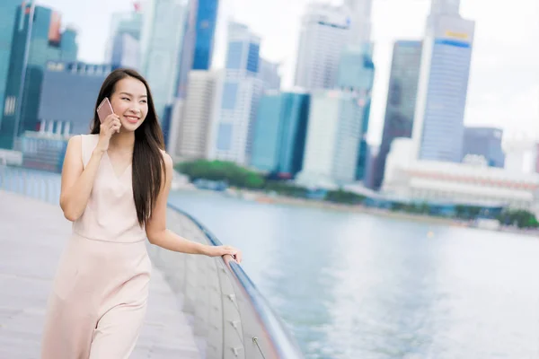 Schöne Asiatische Frau Mit Smartphone Oder Handy Zum Telefonieren Oder — Stockfoto