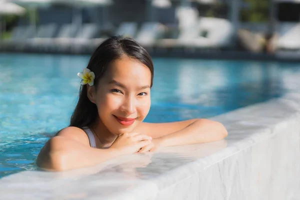 Portret Mooie Jonge Aziatische Vrouw Tevreden Glimlach Zwembad Rond Resort — Stockfoto