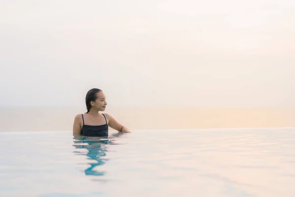 Portre Güzel Günbatımında Yüzme Havuzunda Hotel Resort Tatil Seyahat Tatil — Stok fotoğraf