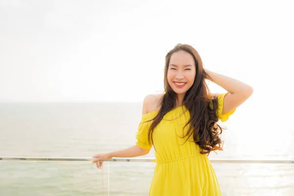 Piękny Portret Młodej Kobiety Azjatki Uśmiech Zadowolony Zrelaksować Się Odkrytym — Zdjęcie stockowe