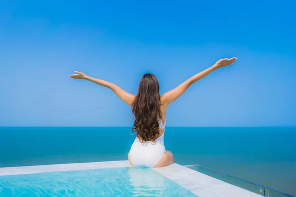 Retrato Bonito Jovem Asiático Mulher Feliz Sorriso Relaxar Piscina Com — Fotografia de Stock