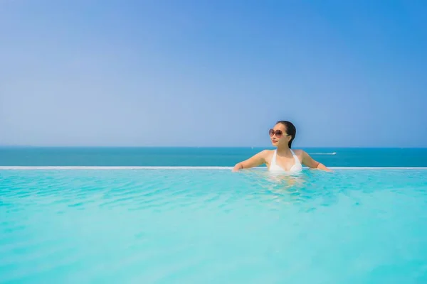 Retrato Hermosa Joven Asiática Mujer Feliz Sonrisa Relajarse Piscina Con — Foto de Stock