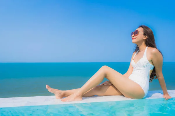 Retrato Hermosa Joven Asiática Mujer Feliz Sonrisa Relajarse Piscina Con — Foto de Stock