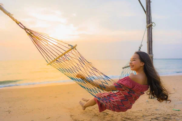 Retrato Bela Jovem Mulher Asiática Sentado Rede Com Sorriso Feliz — Fotografia de Stock