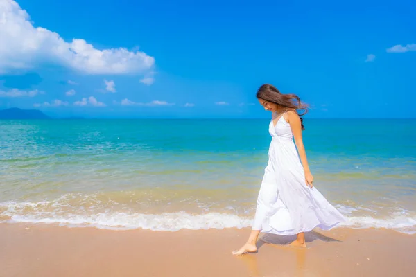 Porträt Schöne Junge Asiatische Frau Glücklich Lächeln Freizeit Strand Meer — Stockfoto