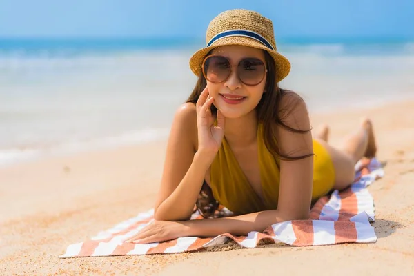 ポートレート美しい若いアジアの女性は 休暇旅行の概念のためのビーチと海で幸せとレジャーを笑顔 — ストック写真