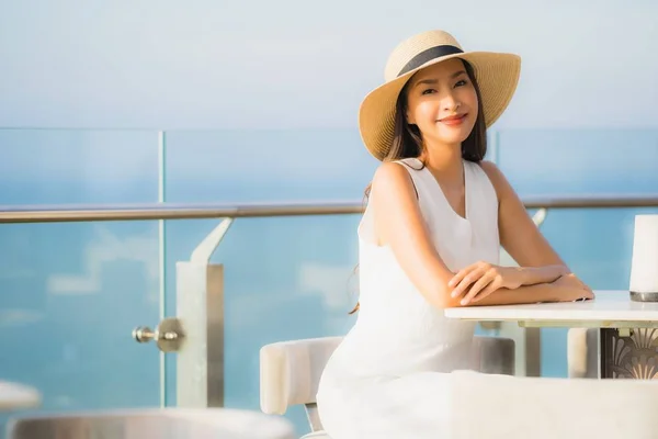 Porträtt Vacker Ung Asiatisk Kvinna Leende Lycklig Sky Bar Och — Stockfoto