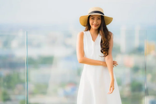 Porträtt Vacker Ung Asiatisk Kvinna Happy Smile Slappna Taket Baren — Stockfoto