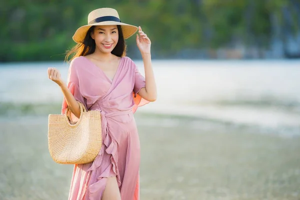 ポートレート若い美しいアジアの女性は 休暇中のレジャー旅行のためのビーチ海と海で笑顔と幸せを歩きます — ストック写真