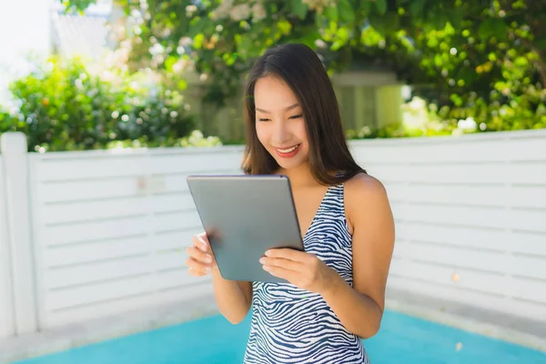 Porträtt Vacker Ung Asiatisk Kvinna Happy Smile Använda Tablet Eller — Stockfoto