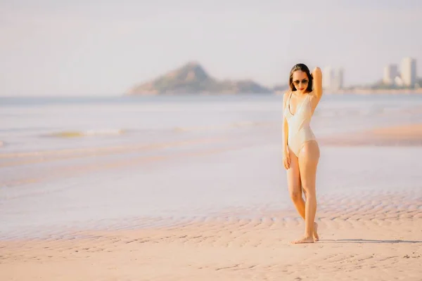Портрет Молодой Красивой Азиатской Женщины Ходить Улыбка Счастливой Пляже Море — стоковое фото