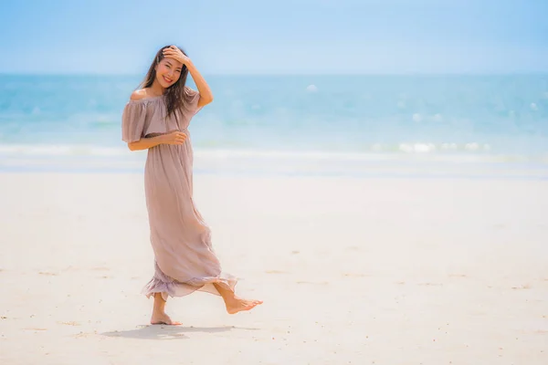 Ritratto Bella Giovane Donna Asiatica Sorriso Felice Rilassarsi Sulla Spiaggia — Foto Stock