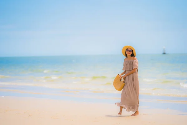 Портрет Красивая Молодая Азиатская Женщина Счастливая Улыбка Расслабиться Тропическом Пляже — стоковое фото