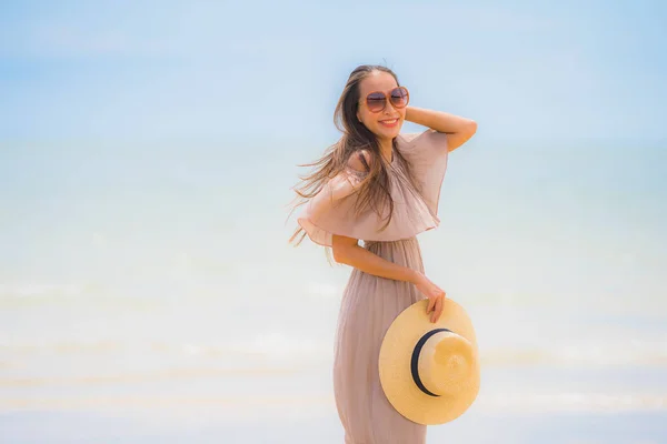 Portrait Beautiful Young Asian Woman Happy Smile Relax Tropical Beach — Stock Photo, Image