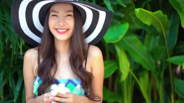 Bilder Vacker Asiatisk Ung Kvinna Hatt Och Bikini — Stockvideo