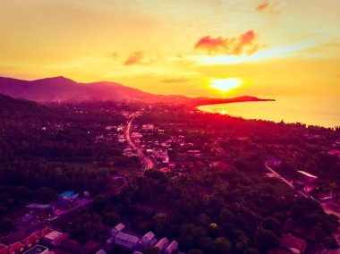 Güzel tropikal plaj ve deniz hurma ve koh samui Adası Tayland tatil ve seyahat için günbatımı zaman diğer ağacında havadan görünümü