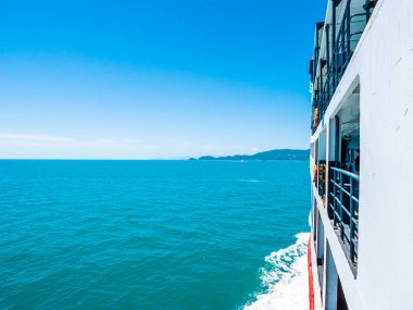 Tekne seyahat ve tatil için deniz okyanus manzaralı açık balkon