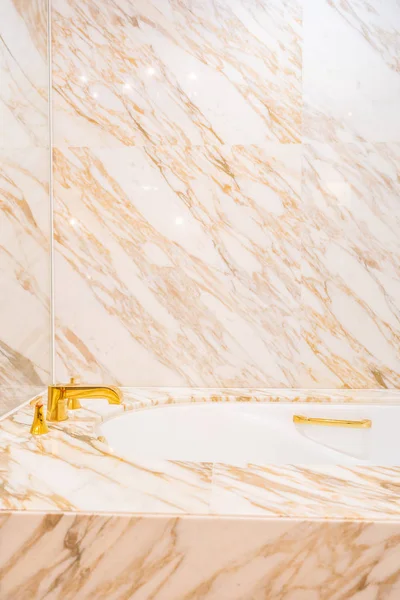 白の美しい高級バスタブ 蛇口装飾バスルームのインテリア — ストック写真