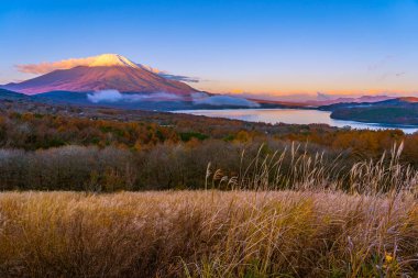 Fuji Dağı yamanakako ya da yamanaka Gölü sonbahar sezonu Japonya'nın güzel manzara