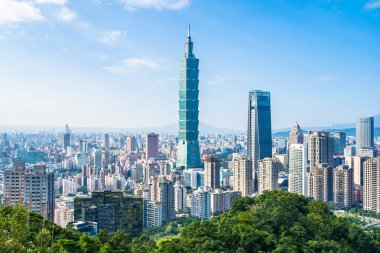 Taipei 101 binasının ve mimarisinin güzel manzarası ve manzarası Tayvan 'da mavimsi ve beyaz bulutlarla gökyüzüne yükseliyor.