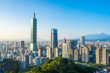 Taipei 101 binasının ve mimarisinin güzel manzarası ve manzarası Tayvan 'da mavimsi ve beyaz bulutlarla gökyüzüne yükseliyor.