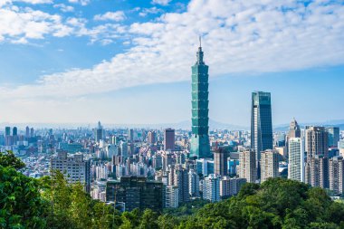 Taipei 101 binasının ve mimarisinin güzel manzarası ve manzarası Tayvan 'da mavimsi ve beyaz bulutlarla gökyüzüne yükseliyor.