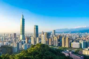 Taipei 101 binasının ve mimarisinin güzel manzarası ve manzarası Tayvan 'da mavimsi ve beyaz bulutlarla gökyüzüne yükseliyor.