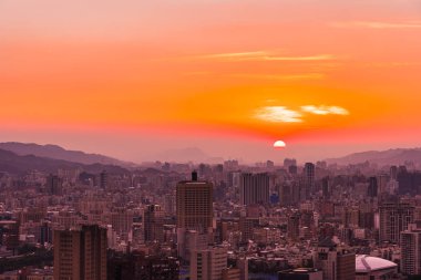Taipei şehrinin güzel mimarisi Tayvan 'da gün batımında gökyüzüne yükseliyor.