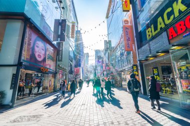 Seoul, Güney Kore 10 Aralık 2018: Myeong dong piyasasıdır popüler bir yer ve yiyecek bir şeyler bulmak alışveriş ve turistik bölgesi