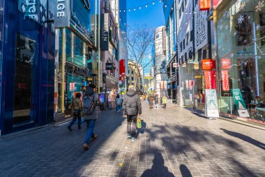 Seoul, Güney Kore 10 Aralık 2018: Myeong dong piyasasıdır popüler bir yer ve yiyecek bir şeyler bulmak alışveriş ve turistik bölgesi